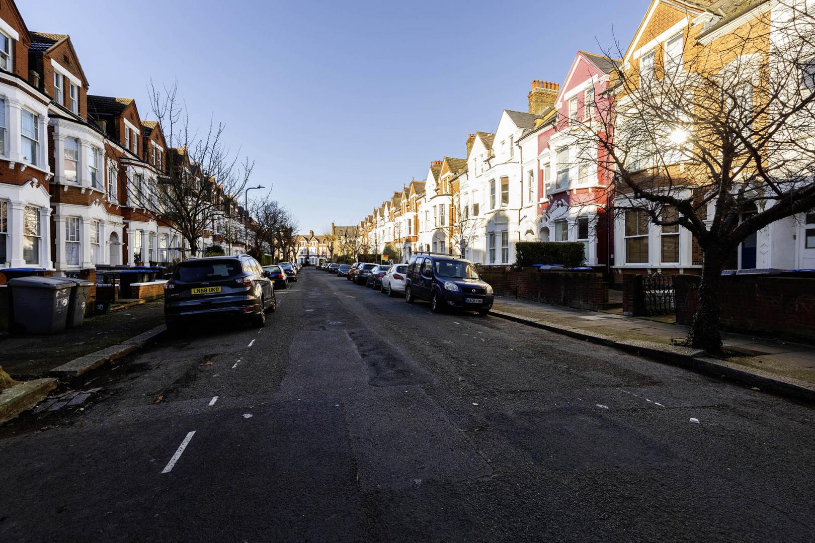 			Studio Apartment, 1 bath, 1 reception Studio			 Callcott Road, KILBURN